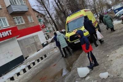 В Ярославле ледяная лавина травмировала двух девочек