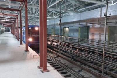 Ограждающие конструкции платформы монтируют на станции метро «Спортивная» в Новосибирске