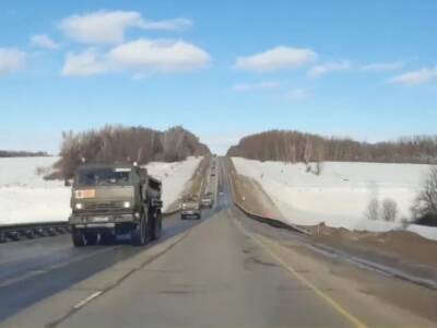 Колонны военных грузовик движутся к границе с Украиной. Видео