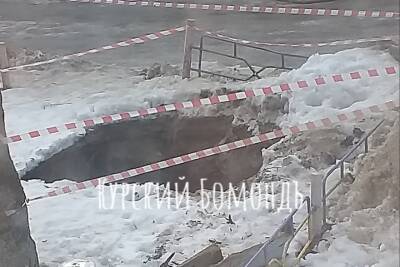 В Курске на улице Сумской, 27 под землю провалилась детская площадка