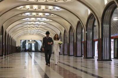 Станция метро «Маяковская» открыла сезон свадеб