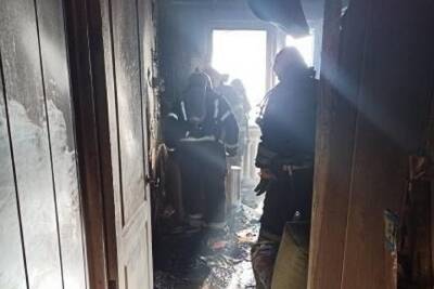 В Туле из горевшей квартиры эвакуировали 5 взрослых и 4 детей