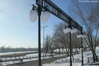 В Кургане на набережной установили чугунную арку