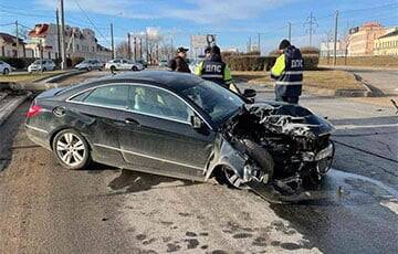 В Минске пьяная женщина на Mercedes устроила аварию и скрылась с места ДТП