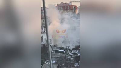 Воронежцы сняли на видео пожарных на крыше горящего дома в центре города