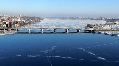 На фоне оттепели на воронежском водохранилище начал таять лёд