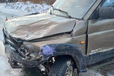 В Тверской области столкнулись Volkswagen Golf и УАЗ, есть пострадавшие
