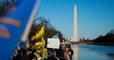 Сотни людей вышли на митинг в Вашингтоне, чтобы поддержать Украину (ФОТО, ВИДЕО)