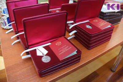 В Коми ряду граждан присвоены почетные звания и грамоты