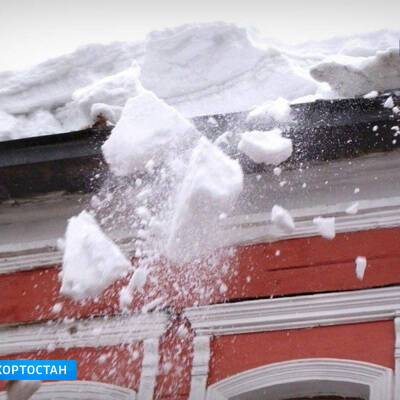 Женщину с двумя детьми завалило снегом, упавшим с козырька здания в Чебоксарах