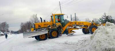 Дорожники продолжают устранять последствия сильного снегопада в Приладожье Карелии