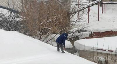На стадионе "Энергия" разбился дворник при чистке снега