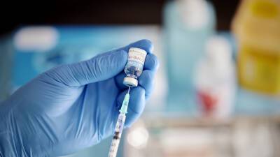Иммунолог Продеус назвал срок вакцинации для перенёсших «омикрон»