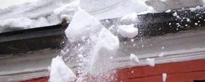 Во Владимирской области ребёнок получил травму головы после падения льда с крыши
