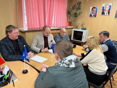 В Лобне секретарь отделения «Единой России» Ходин провел прием граждан по поддержке отцовства
