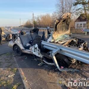В Запорожской области авто влетело в отбойник: есть жертвы. Фото