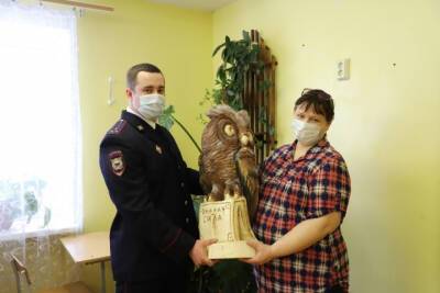 В Псковской области полицейский подарил детям символ мудрости