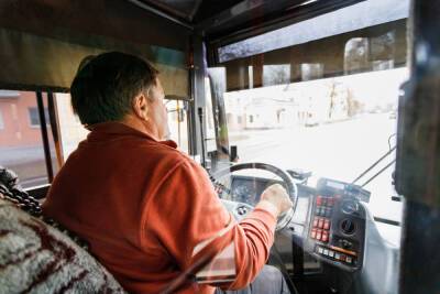 10 пригородных автобусов изменят схему движения из-за закрытия Троицкого моста в Пскове