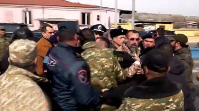 Армянские добровольцы воспротивились приезду в Ереван азербайджанских депутатов