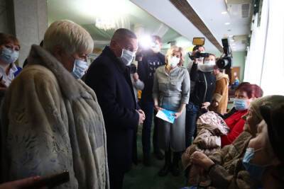 Губернатор Бочаров посетил места размещения беженцев из Донбасса