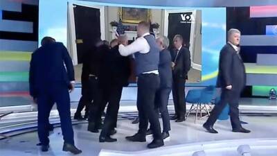 Порошенко пнул ногой дерущегося с журналистом депутата Шуфрича