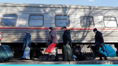 Около 8 тыс. беженцев на десяти поездах отправились в другие регионы РФ