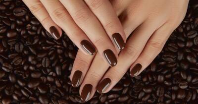 Маникюр цвета кофе. Топ-10 невероятных идей трендового покрытия ногтей на весну 2022
