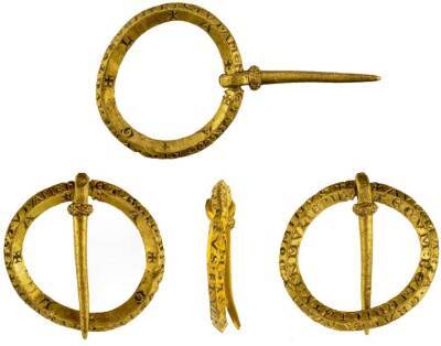В Англии найдена средневековая золотая брошь с магическими надписями (Фото) - lenta.ua - Украина - Англия