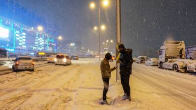 Петербуржцев предупредили о сильном снеге и гололедице на дорогах
