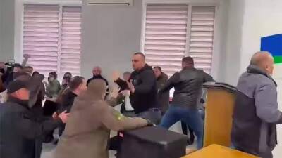 Депутаты украинского города Ровно подрались с местными жителями