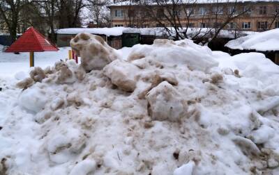 Детскую площадку завалили грязным снегом в Советском районе