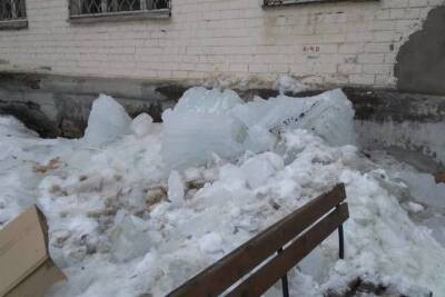 После падения наледи с крыши в Заволжском районе тверитянин доставлен в больницу