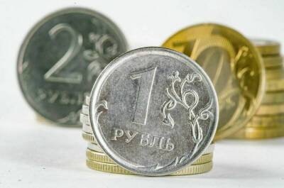 Рубль в ходе торгов дешевеет на 2% к доллару и евро