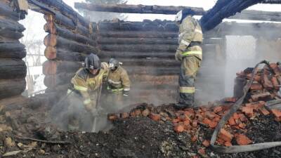 В Новосибирске загорелся двухэтажный дом