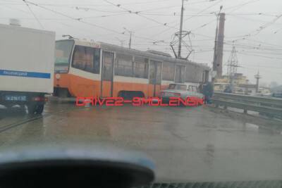 В Смоленске произошло ДТП с участием трамвая и легковушки