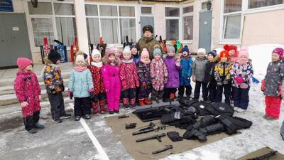 В Верхней Пышме воспитанников детского сада прокатили на БТР и показали им оружие