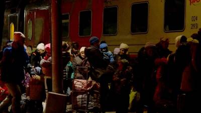 Беженцы из Донбасса: "Они бомбят нас, пугают детей"