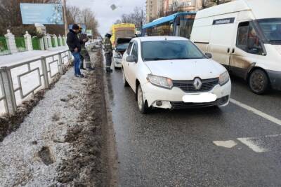 В ДТП на набережной в Твери пострадал человек, один из водителей сбежал с места