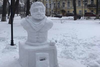 Ярославцы сваяли из снега греческого бога