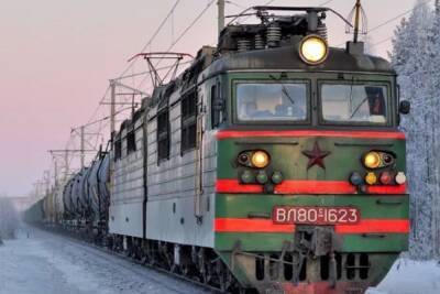 В Ярославской области молодая женщина попала под поезд