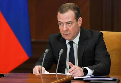 Медведев предрек "запредельное давление" на Россию