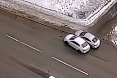 Белая легковушка со всей силы поцарапала другой автомобиль в Твери