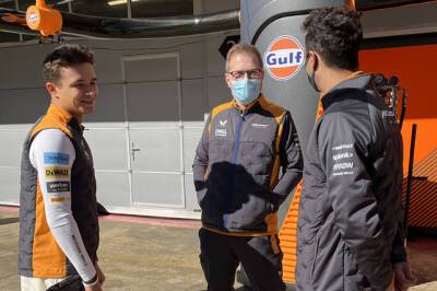Видео: Первый выезд на трассу McLaren MCL36
