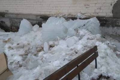 В администрации прокомментировали падение снега на жителя Твери