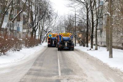 Великолучан призвали не парковать машины у городской школы из-за уборки снега