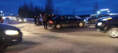 Три автомобиля столкнулись на выезде из гипермаркета «Лента» в Петрозаводске