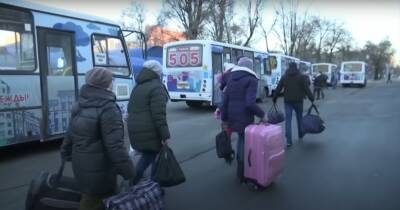 В сети показали, чем в РФ кормят беженцев Донбасса, фото: "3-сортное изделие охлажденное"
