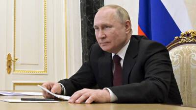 Путин проинформировал Макрона и Шольца об итогах заседания Совбеза России