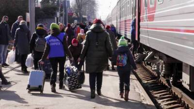 Десятки тысяч человек ежедневно эвакуируются из Донбасса в Россию, спасаясь от обстрелов украинских силовиков