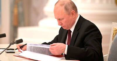 "Давно назревшее решение": Путин подписал указы о признании ДНР и ЛНР
